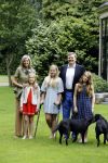 Wassenaar 8 juli 2016
Koninklijk fotouur op de Horsten met Koning Willem Alexander Koningin Maxima en de prinsessen Amalia Ariane en Alexia. Ook de honden zijn erbij.
