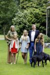 Wassenaar 8 juli 2016
Koninklijk fotouur op de Horsten met Koning Willem Alexander Koningin Maxima en de prinsessen Amalia Ariane en Alexia. Ook de honden zijn erbij.