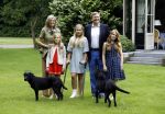 Wassenaar 8 juli 2016
Koninklijk fotouur op de Horsten met Koning Willem Alexander Koningin Maxima en de prinsessen Amalia Ariane en Alexia. Ook de honden zijn erbij.