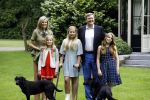 Wassenaar 8 juli 2016
Koninklijk fotouur op de Horsten met Koning Willem Alexander Koningin Maxima en de prinsessen Amalia Ariane en Alexia. Ook de honden zijn erbij.