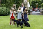 Wassenaar 8 juli 2016
Koninklijk fotouur op de Horsten met Koning Willem Alexander Koningin Maxima en de prinsessen Amalia Ariane en Alexia. Ook de honden zijn erbij.