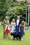 Wassenaar 8 juli 2016
Koninklijk fotouur op de Horsten met Koning Willem Alexander Koningin Maxima en de prinsessen Amalia Ariane en Alexia. Ook de honden zijn erbij.