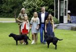 Wassenaar 8 juli 2016
Koninklijk fotouur op de Horsten met Koning Willem Alexander Koningin Maxima en de prinsessen Amalia Ariane en Alexia. Ook de honden zijn erbij.