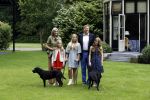 Wassenaar 8 juli 2016
Koninklijk fotouur op de Horsten met Koning Willem Alexander Koningin Maxima en de prinsessen Amalia Ariane en Alexia. Ook de honden zijn erbij.