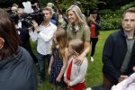 Wassenaar 8 juli 2016
Koninklijk fotouur op de Horsten met Koning Willem Alexander Koningin Maxima en de prinsessen Amalia Ariane en Alexia. Ook de honden zijn erbij. Cameraman Hans Eikmans en Sandra Schuurhof