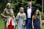 Wassenaar 8 juli 2016
Koninklijk fotouur op de Horsten met Koning Willem Alexander Koningin Maxima en de prinsessen Amalia Ariane en Alexia. Ook de honden zijn erbij.