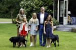 Wassenaar 8 juli 2016
Koninklijk fotouur op de Horsten met Koning Willem Alexander Koningin Maxima en de prinsessen Amalia Ariane en Alexia. Ook de honden zijn erbij.