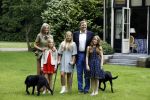 Wassenaar 8 juli 2016
Koninklijk fotouur op de Horsten met Koning Willem Alexander Koningin Maxima en de prinsessen Amalia Ariane en Alexia. Ook de honden zijn erbij.