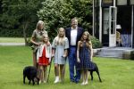 Wassenaar 8 juli 2016
Koninklijk fotouur op de Horsten met Koning Willem Alexander Koningin Maxima en de prinsessen Amalia Ariane en Alexia. Ook de honden zijn erbij.