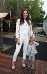 Amsterdam 8 juli 2016
Modeshow Tony Cohen tijdens de amsterdam fashion week op westergasfabriekterrein. Maan met neefje