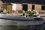 Vreeland 18 juli 2016
Maurice Wijnen met zijn vriend/partner en Rolf Koster aan het varen op de vecht.