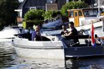 Vreeland 18 juli 2016
Maurice Wijnen met zijn vriend/partner en Rolf Koster aan het varen op de vecht.