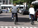 Amsterdam 17 juli 2016  
Nada v Nie met haar verloofde Frank Bakker op de fiets in Amsterdam. Ze gingen naar suit supply en de pc hooftstraat