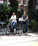 Amsterdam 17 juli 2016  
Nada v Nie met haar verloofde Frank Bakker op de fiets in Amsterdam. Ze gingen naar suit supply en de pc hooftstraat