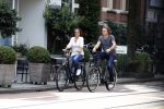 Amsterdam 17 juli 2016  
Nada v Nie met haar verloofde Frank Bakker op de fiets in Amsterdam. Ze gingen naar suit supply en de pc hooftstraat