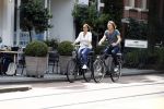 Amsterdam 17 juli 2016  
Nada v Nie met haar verloofde Frank Bakker op de fiets in Amsterdam. Ze gingen naar suit supply en de pc hooftstraat