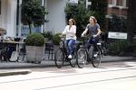 Amsterdam 17 juli 2016  
Nada v Nie met haar verloofde Frank Bakker op de fiets in Amsterdam. Ze gingen naar suit supply en de pc hooftstraat