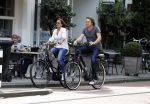 Amsterdam 17 juli 2016  
Nada v Nie met haar verloofde Frank Bakker op de fiets in Amsterdam. Ze gingen naar suit supply en de pc hooftstraat