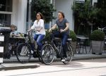 Amsterdam 17 juli 2016  
Nada v Nie met haar verloofde Frank Bakker op de fiets in Amsterdam. Ze gingen naar suit supply en de pc hooftstraat