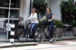 Amsterdam 17 juli 2016  
Nada v Nie met haar verloofde Frank Bakker op de fiets in Amsterdam. Ze gingen naar suit supply en de pc hooftstraat