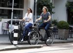 Amsterdam 17 juli 2016  
Nada v Nie met haar verloofde Frank Bakker op de fiets in Amsterdam. Ze gingen naar suit supply en de pc hooftstraat