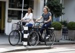 Amsterdam 17 juli 2016  
Nada v Nie met haar verloofde Frank Bakker op de fiets in Amsterdam. Ze gingen naar suit supply en de pc hooftstraat