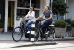Amsterdam 17 juli 2016  
Nada v Nie met haar verloofde Frank Bakker op de fiets in Amsterdam. Ze gingen naar suit supply en de pc hooftstraat