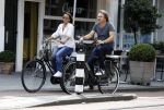 Amsterdam 17 juli 2016  
Nada v Nie met haar verloofde Frank Bakker op de fiets in Amsterdam. Ze gingen naar suit supply en de pc hooftstraat