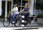 Amsterdam 17 juli 2016  
Nada v Nie met haar verloofde Frank Bakker op de fiets in Amsterdam. Ze gingen naar suit supply en de pc hooftstraat
