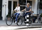 Amsterdam 17 juli 2016  
Nada v Nie met haar verloofde Frank Bakker op de fiets in Amsterdam. Ze gingen naar suit supply en de pc hooftstraat