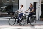 Amsterdam 17 juli 2016  
Nada v Nie met haar verloofde Frank Bakker op de fiets in Amsterdam. Ze gingen naar suit supply en de pc hooftstraat