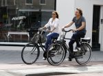 Amsterdam 17 juli 2016  
Nada v Nie met haar verloofde Frank Bakker op de fiets in Amsterdam. Ze gingen naar suit supply en de pc hooftstraat