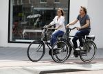 Amsterdam 17 juli 2016  
Nada v Nie met haar verloofde Frank Bakker op de fiets in Amsterdam. Ze gingen naar suit supply en de pc hooftstraat