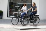 Amsterdam 17 juli 2016  
Nada v Nie met haar verloofde Frank Bakker op de fiets in Amsterdam. Ze gingen naar suit supply en de pc hooftstraat