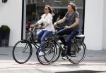 Amsterdam 17 juli 2016  
Nada v Nie met haar verloofde Frank Bakker op de fiets in Amsterdam. Ze gingen naar suit supply en de pc hooftstraat