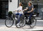 Amsterdam 17 juli 2016  
Nada v Nie met haar verloofde Frank Bakker op de fiets in Amsterdam. Ze gingen naar suit supply en de pc hooftstraat