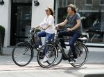 Amsterdam 17 juli 2016  
Nada v Nie met haar verloofde Frank Bakker op de fiets in Amsterdam. Ze gingen naar suit supply en de pc hooftstraat