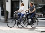 Amsterdam 17 juli 2016  
Nada v Nie met haar verloofde Frank Bakker op de fiets in Amsterdam. Ze gingen naar suit supply en de pc hooftstraat