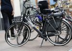 Amsterdam 17 juli 2016  
Nada v Nie met haar verloofde Frank Bakker op de fiets in Amsterdam. Ze gingen naar suit supply en de pc hooftstraat