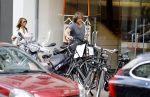 Amsterdam 17 juli 2016  
Nada v Nie met haar verloofde Frank Bakker op de fiets in Amsterdam. Ze gingen naar suit supply en de pc hooftstraat