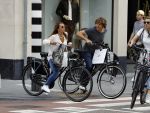 Amsterdam 17 juli 2016  
Nada v Nie met haar verloofde Frank Bakker op de fiets in Amsterdam. Ze gingen naar suit supply en de pc hooftstraat