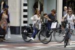 Amsterdam 17 juli 2016  
Nada v Nie met haar verloofde Frank Bakker op de fiets in Amsterdam. Ze gingen naar suit supply en de pc hooftstraat