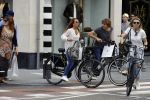 Amsterdam 17 juli 2016  
Nada v Nie met haar verloofde Frank Bakker op de fiets in Amsterdam. Ze gingen naar suit supply en de pc hooftstraat