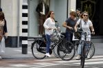 Amsterdam 17 juli 2016  
Nada v Nie met haar verloofde Frank Bakker op de fiets in Amsterdam. Ze gingen naar suit supply en de pc hooftstraat