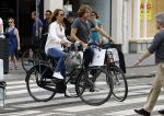 Amsterdam 17 juli 2016  
Nada v Nie met haar verloofde Frank Bakker op de fiets in Amsterdam. Ze gingen naar suit supply en de pc hooftstraat