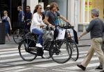 Amsterdam 17 juli 2016  
Nada v Nie met haar verloofde Frank Bakker op de fiets in Amsterdam. Ze gingen naar suit supply en de pc hooftstraat