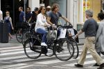Amsterdam 17 juli 2016  
Nada v Nie met haar verloofde Frank Bakker op de fiets in Amsterdam. Ze gingen naar suit supply en de pc hooftstraat