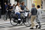 Amsterdam 17 juli 2016  
Nada v Nie met haar verloofde Frank Bakker op de fiets in Amsterdam. Ze gingen naar suit supply en de pc hooftstraat
