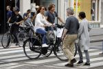 Amsterdam 17 juli 2016  
Nada v Nie met haar verloofde Frank Bakker op de fiets in Amsterdam. Ze gingen naar suit supply en de pc hooftstraat