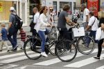 Amsterdam 17 juli 2016  
Nada v Nie met haar verloofde Frank Bakker op de fiets in Amsterdam. Ze gingen naar suit supply en de pc hooftstraat